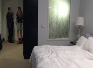 В готеле трахает сестру жены